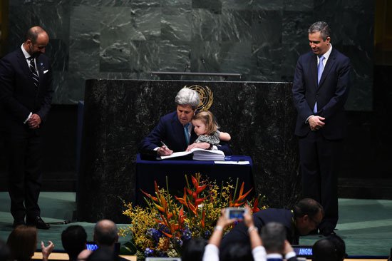 حفيدة جون كيري توقع اتفاقية المناخ (7)