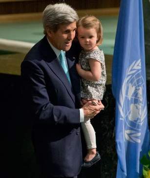 حفيدة جون كيري توقع اتفاقية المناخ (9)