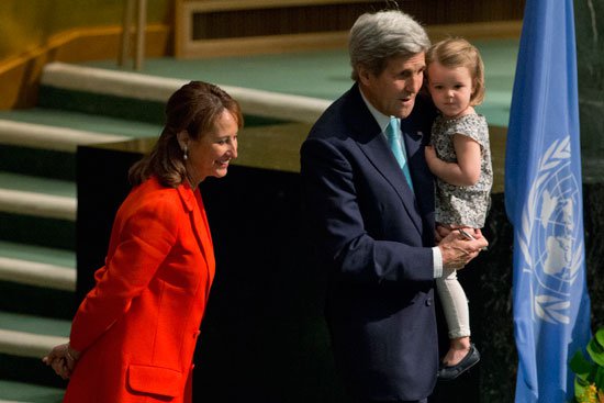 حفيدة جون كيري توقع اتفاقية المناخ (9)