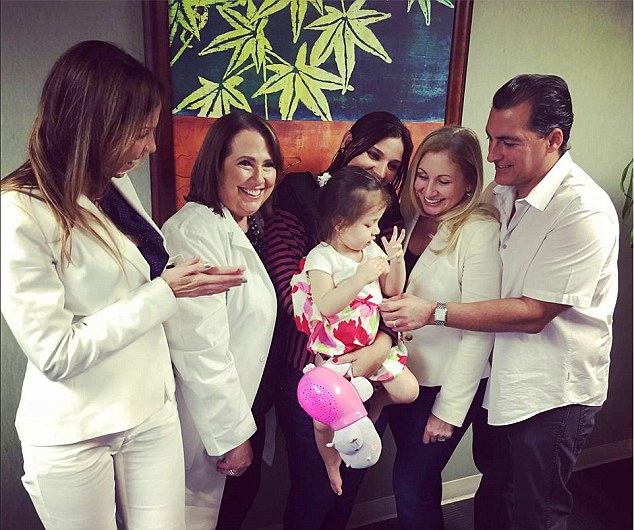 طفلة تشاهد امها للمرة الاولى (2)