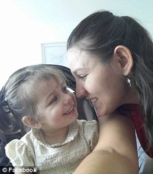 طفلة تشاهد امها للمرة الاولى (3)