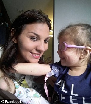 طفلة تشاهد امها للمرة الاولى (4)