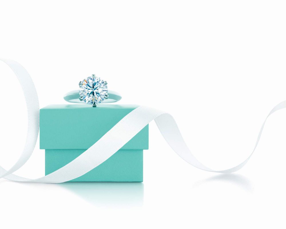 resized_The Tiffany® Setting and the famous Blue Box create a magical moment that will linger in memory for a lifetime