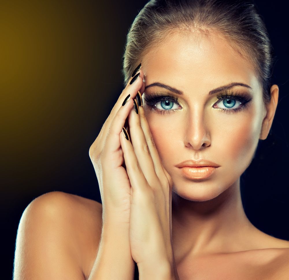 resized_model-woman-girl-face-eyes