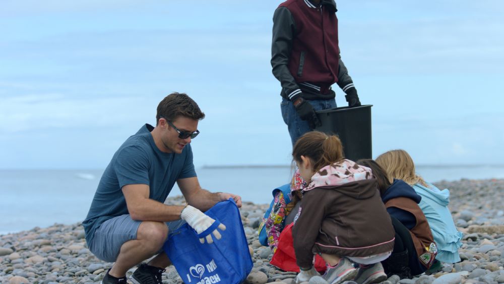 resized_SCOTT with particpating children at Surfrider beach cleanup