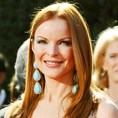 091012-emmys-jewelry-cross-400_0