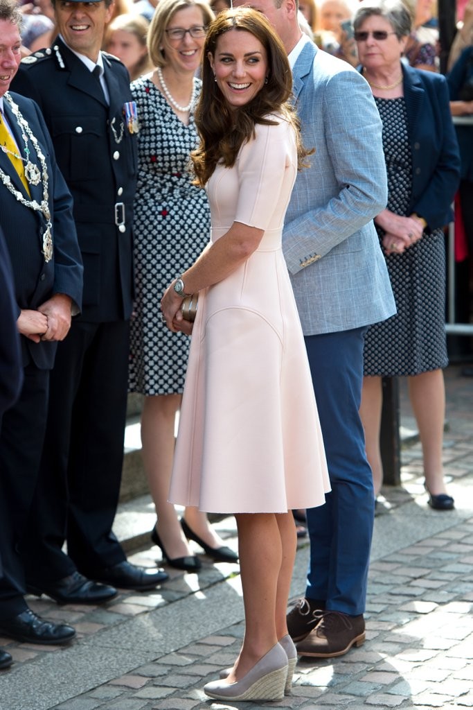Kate-Middleton-Wearing-Wedges-September-2016