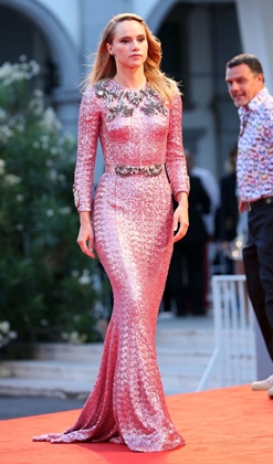 suki-waterhouse-in-dolce-gabbana