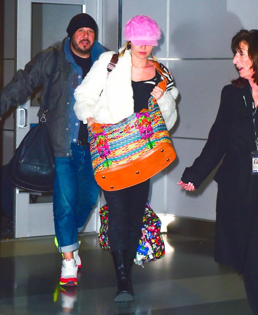 back-january-miley-arrived-airport-colorful-outfit