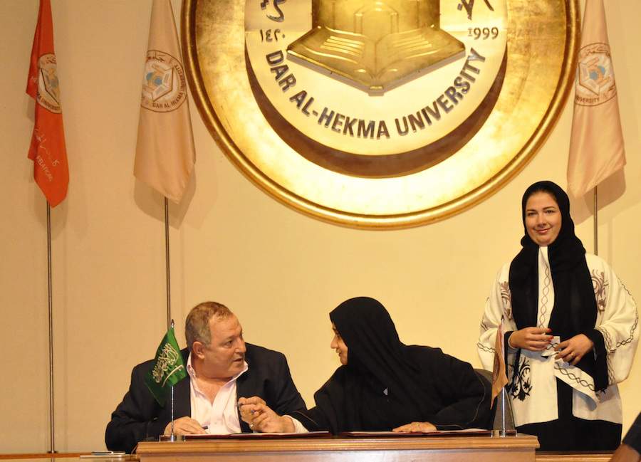 تكريم عدنان الكاتب محاور المشاهير في جامعة دار الحكمة