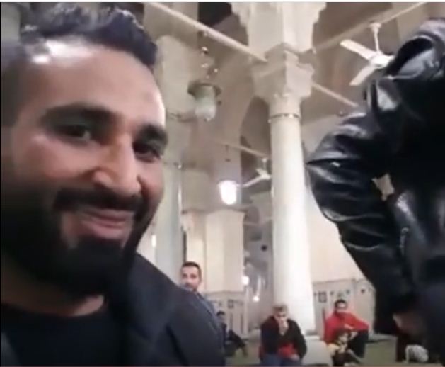 احمد سعد يصور نفسه سلفي خلال أدائه صلاة الفجر من داخل أحد المساجد