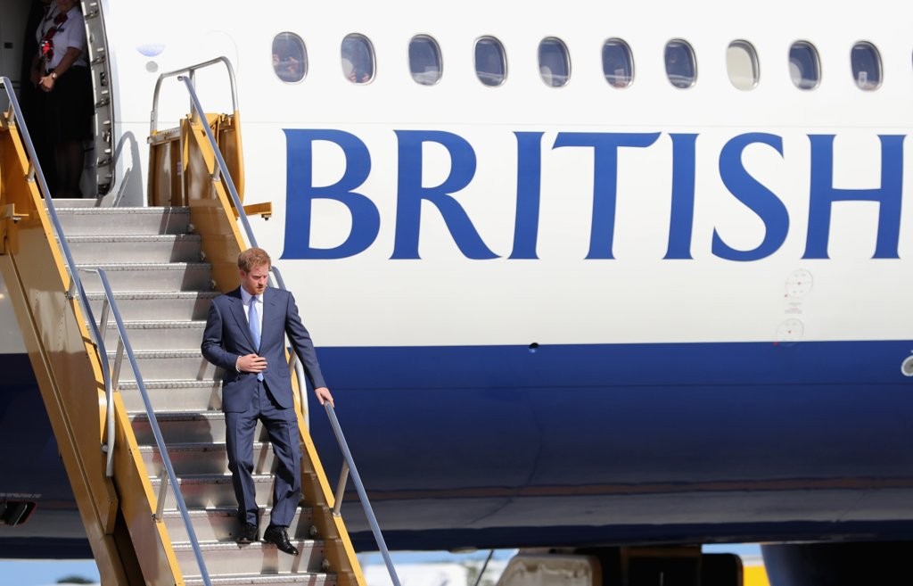 وصول الأمير هاري إلى مطار في سي بيرد الدولي في جزيرة أنتيغوا