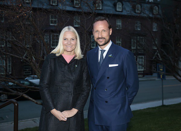 Kronprinsesse Mette-Marit og kronprins Haakon under pressemøtet i St.