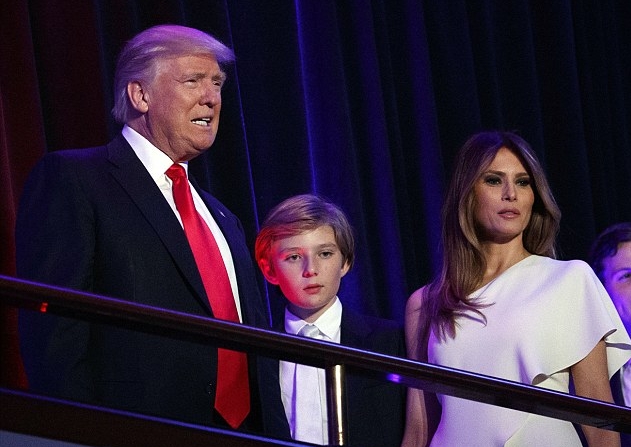 السيدة الأولى  مع ترامب وابنهما بارون