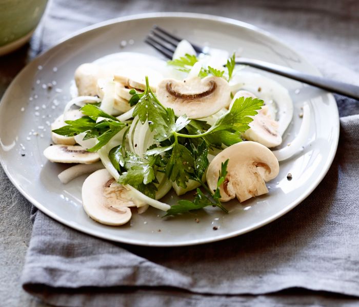 المشروم بالبقدونس والطماطم