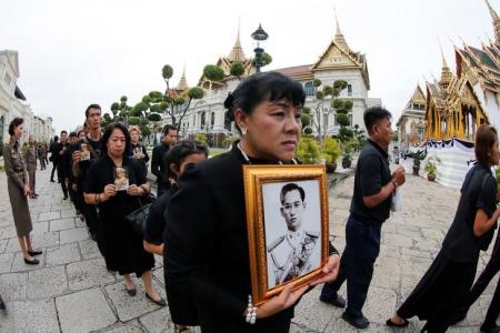 عشرات الآلاف يحتشدون لإلقاء نظرة الوداع على ملك تايلاند الراحل