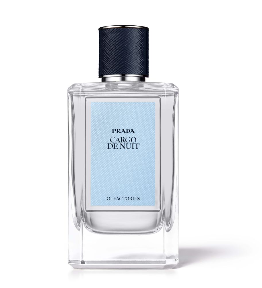 عطور المجموعة يباع في حقيبة حريرية خاصة به