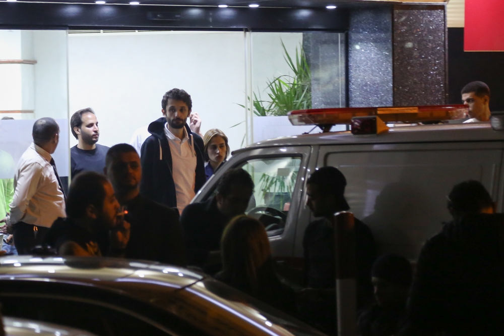 كريم عبدالعزيز في جنازة الساحر محمود عبدالعزيز