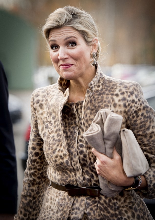 ملكة هولندا في إطلالة أنيقة بنقشة جلد النمر