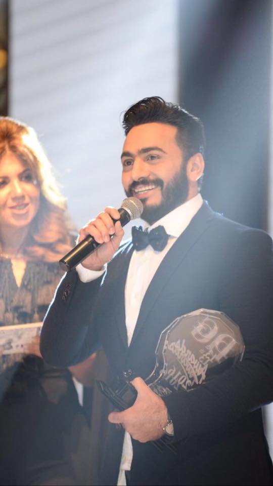 ابن مصطفى قمر يشارك تامر حسني الغناء