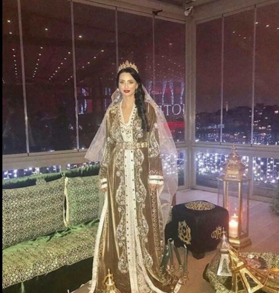 إيمان اللباني ترتدي الزي الرسمي المغربي
