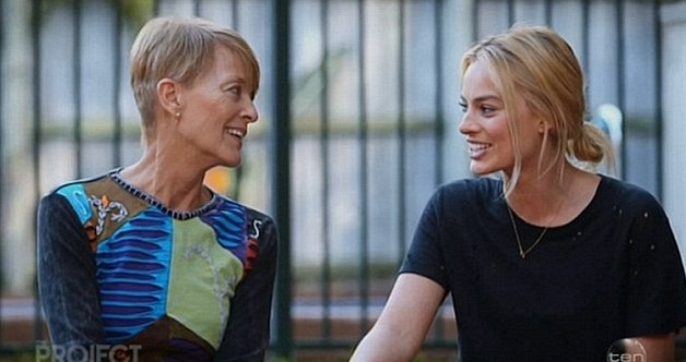 والدة مارجوت روبي رافقتها على ممشى العروس