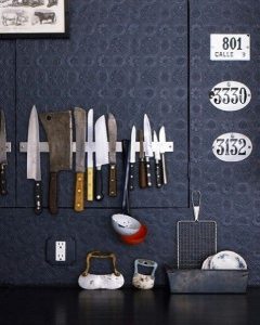 يمكنك وضع شرائط ممغنطة على جدار مطبخك لتخزين السكاكين
