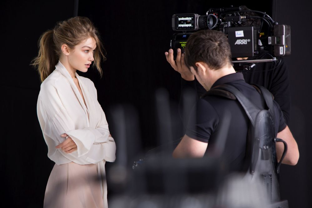 resized_stuart-weitzman_behind-the-scenes_lr