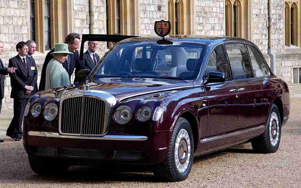 الملكة إليزابيث الثانية تملك أسطولا من السيارات الفاخرة