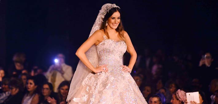 أمينة خليل التي تألقت كعارضة أزياء بفستان زفاف خطف الأنظار إليها