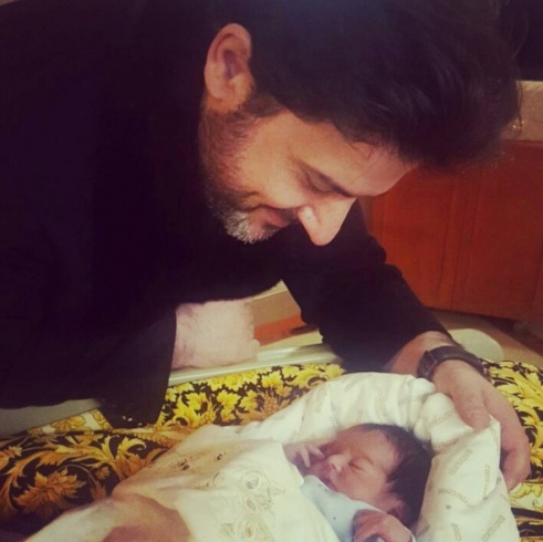 أول صورة لـ حسين ملحم زين الثالث عقب ولادته بساعات 