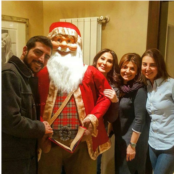 إليسا في لقطة عفوية مع ضيوفها قرب قدوم الكريسماس