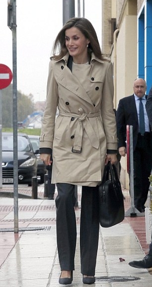 الملكة ليتيزيا بمعطف مطر كريمي مزود بحزام