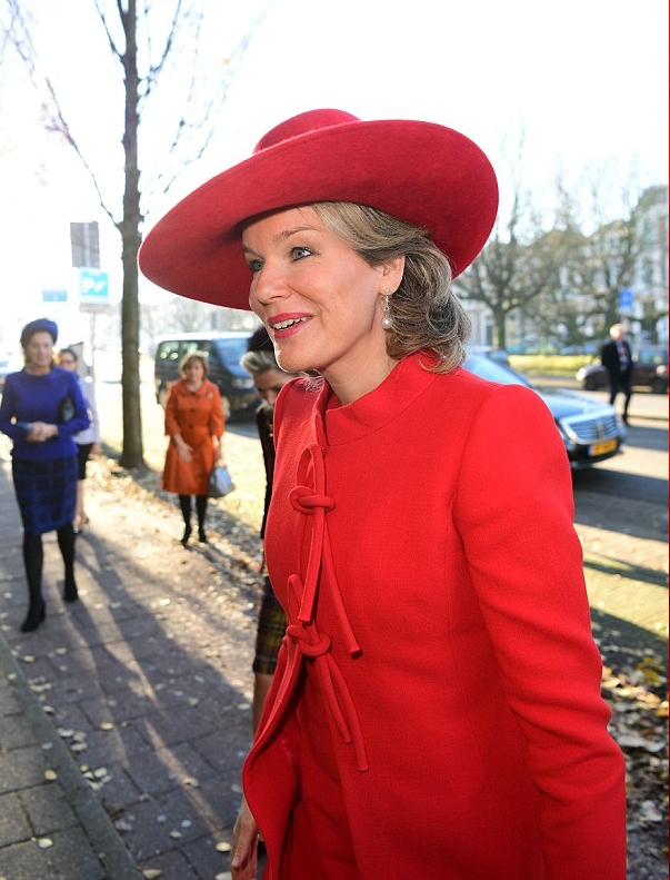 الملكة ماتيلد  في إطلالة أنيقة باللون الأحمر حيث ارتدت معطف أحمر أنيق وقبعة حمراء أنيقة