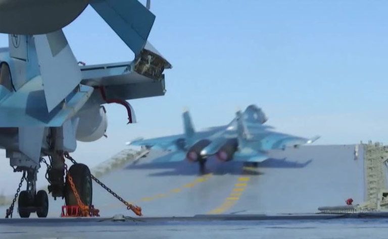 انزلاق مقاتلة روسية من على مدرج حاملة طائرات