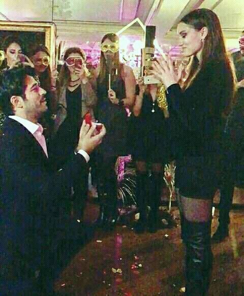 بوراك أوزجفيت يركع على ركبتيه ويقدم خاتم ماسي لحبيبته