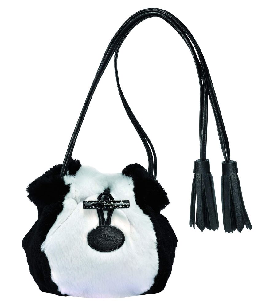 جميع حقائب المجموعة تحمل أشكال أنيقة لعصي قصيرة من الخيزران