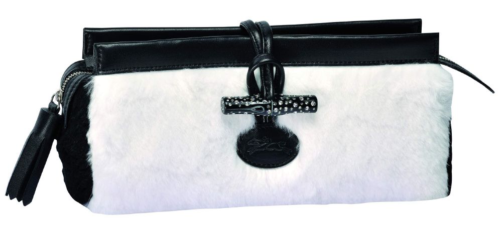 حقيبة أنية تتدلى من راحة يديك