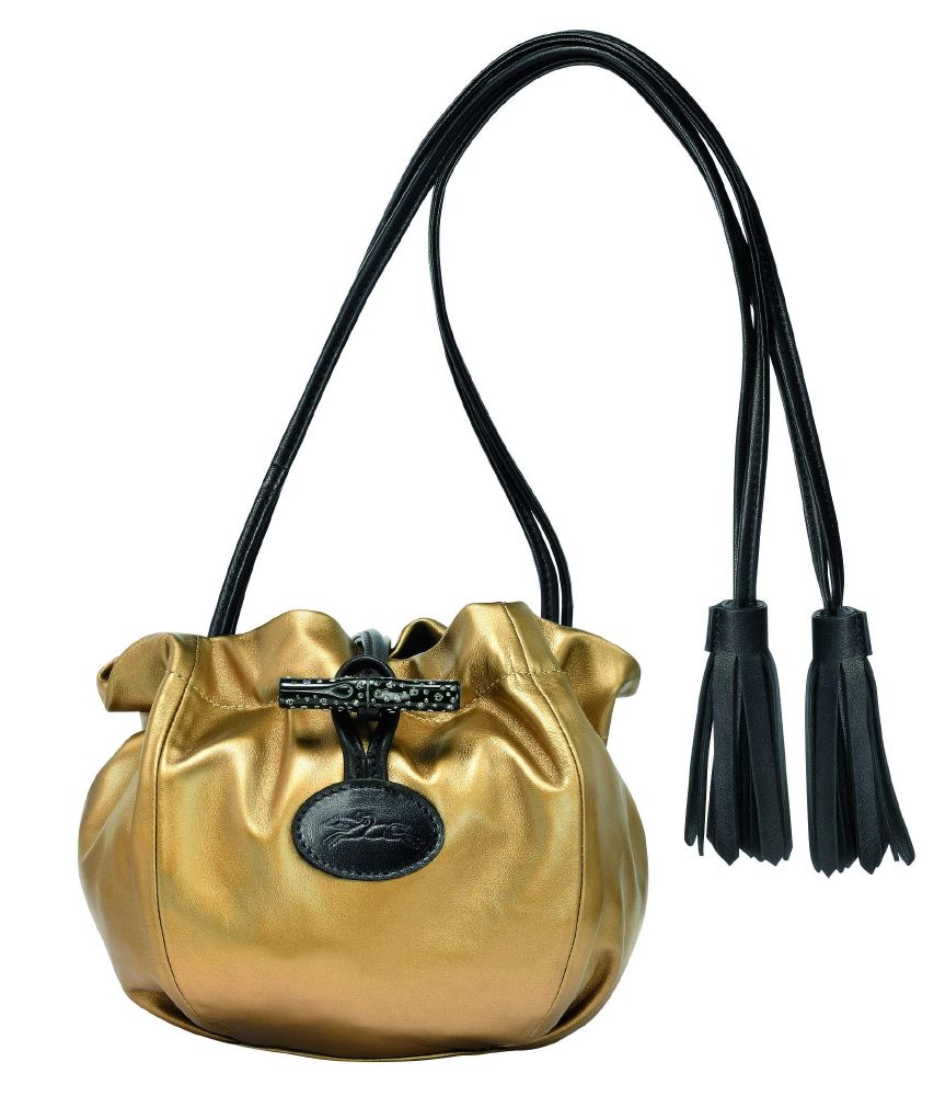 حقيبة مصنوعة من الجلد باللون الذهبي والقماش الرقيق اللامع