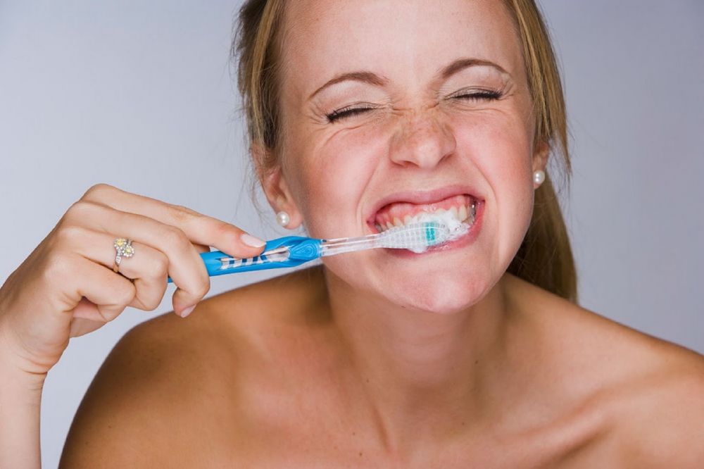 غسل الأسنان بالفرشاة بقوة أكبر مما يجب