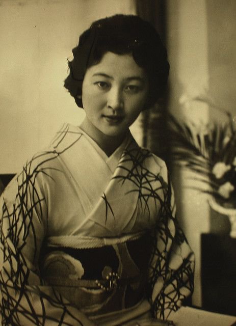 الإمبراطورة اليابانية ميتشيكو في شبابها.