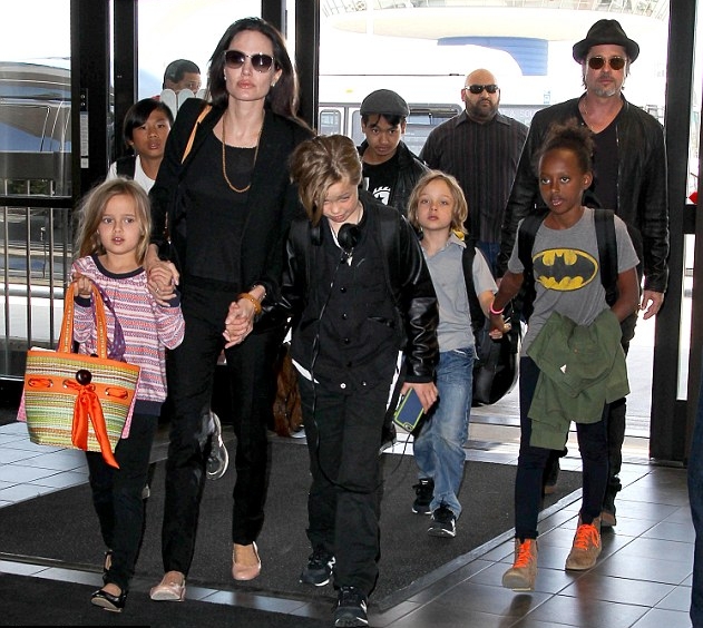 أنجيلينا جولي وبراد بيت مع أطفالهم