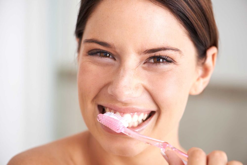 استخدام فرشاة أسنان ناعمة لتجنب التهاب اللثة