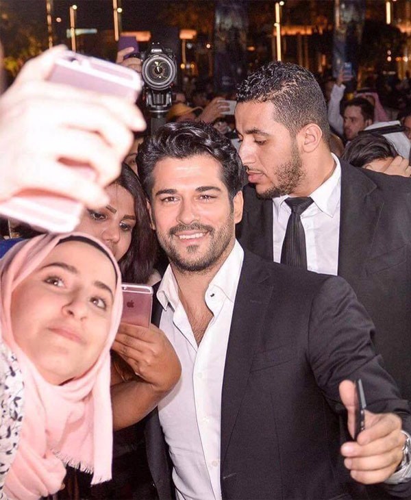 استقبال ملكي لمحبي بوراك أوزجفيت في دبي