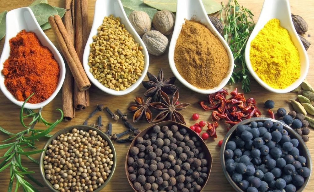 الأعشاب الطبية والتوابل تساعد على استعادة شباب البشرة