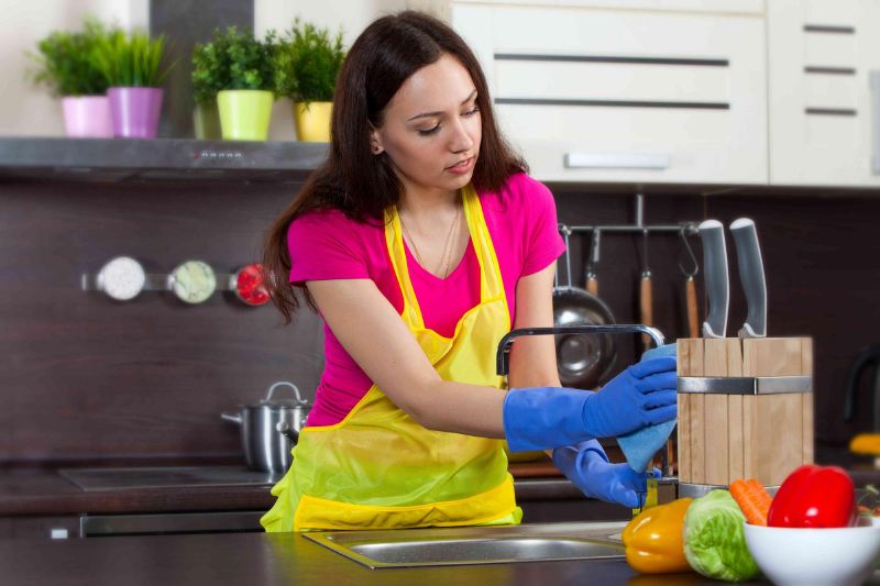 القيام بالمهام المنزلية يعرض النساء للإجهاد المنزلي