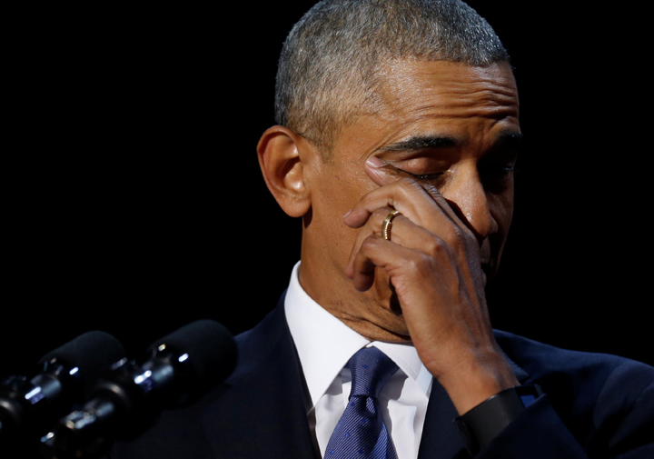 باراك أوباما غلبته الدموع عند حديثه عن زوجته وابنتيه