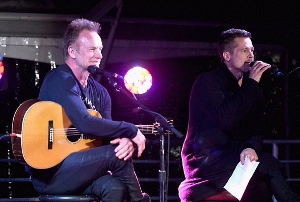 براد بيت يشارك الغناء على المسرح وصديقه كريس كورنيل