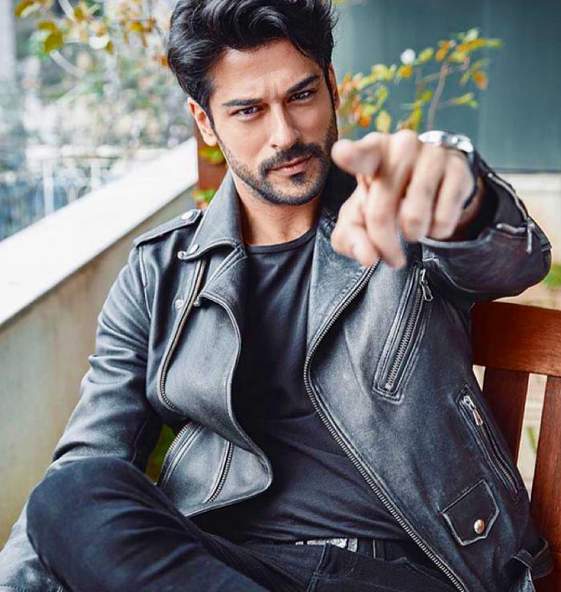 بوراك أوزجيفيت يحصل على 600 ألف متابع عربي