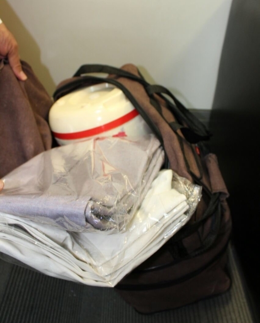 تهريب كمية من مادة الميثامفيتامين المخدرة مخبأة داخل حقيبة لأحد المسافرين